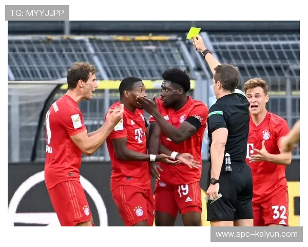 裁判奥斯默斯判罚引争议,拜仁全员围堵讨要说法 裁判奥斯默斯判罚引争议,拜仁全员围堵讨要说法